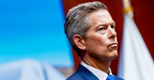 رئيس ناسا هز للتو خطط الوكالة للهبوط على سطح القمر