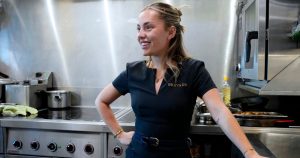 “أسفل سطح السفينة البحر الأبيض المتوسط” يكشف كيزي كيزي كيزي أنها نمت بطريق الخطأ مع أحد أعضاء العبادة