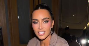 أصبح مظهر كيم كارداشيان اللاتكس بمثابة “حالة طوارئ أزياء” – ونعومي واتس تأتي للإنقاذ