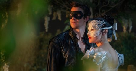 يستخدم الموسم الرابع من “Bridgerton” أغنية “Enchanted” لتايلور سويفت في مشهد رومانسي رئيسي بين بنديكت وصوفي