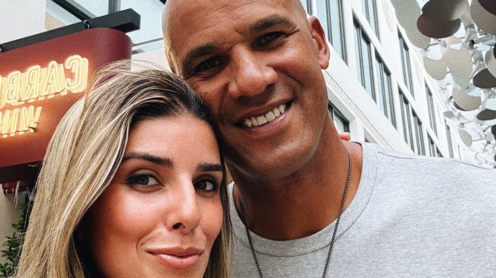 اشتعلت جيسون تايلور في لحظة “كولبلاي قبلة كام” خلال “mnf” – لكنها في الواقع زوجته