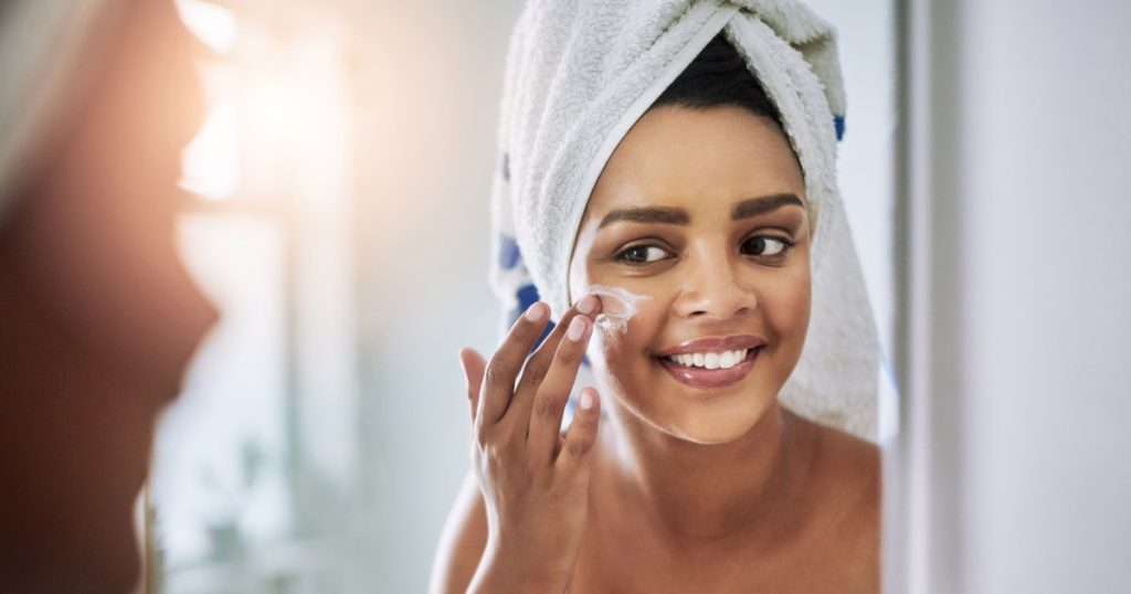 حتى أطباء الجلد يقولون إن كريم الوجه هذا الذي تبلغ قيمته 10 دولارات هو البديل المثالي لـ La Mer