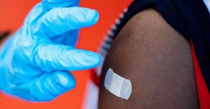 لقطات كوفيد على وشك أن تكون متاحة على نطاق واسع مرة أخرى