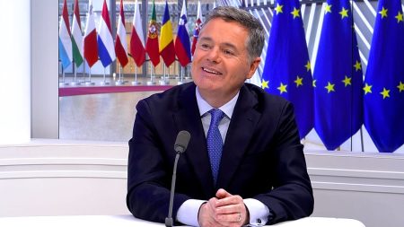 يتعين على أوروبا أن تعيد اختراع صيغة النمو في عالم متغير، حسبما قال رئيس مجموعة اليورو ليورونيوز