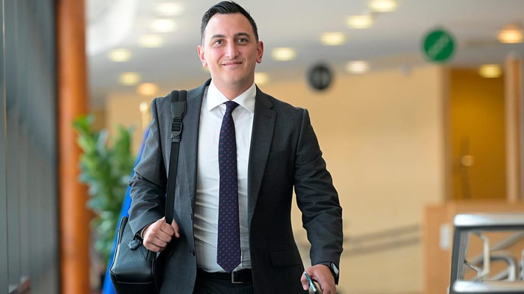 يقول مفوض الاتحاد الأوروبي ميكاليف إن الثقافة هي إحدى الدروع “الأكثر فعالية” ضد التطرف