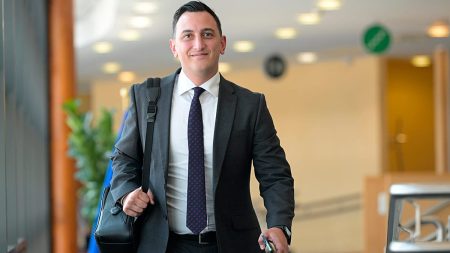 يقول مفوض الاتحاد الأوروبي ميكاليف إن الثقافة هي إحدى الدروع “الأكثر فعالية” ضد التطرف