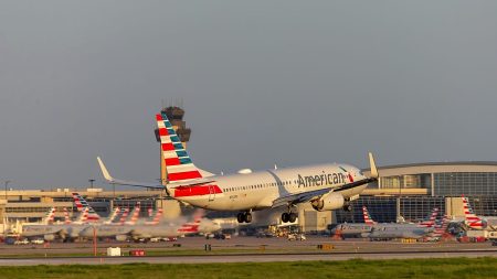 40 مطارًا أمريكيًا رئيسيًا يقطع رحلاته وسط الإغلاق. إليك ما يحتاج المسافرون إلى معرفته