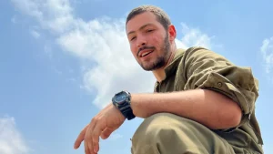 عاد جثمان المواطن الأمريكي الإسرائيلي إيتاي تشين من غزة لدفنه