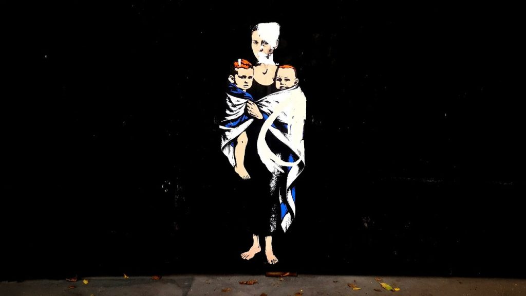 لا يمكن التعرف على وجه شيري بيباس، وتم إزالة نجمة داود من اللوحة الجدارية التذكارية