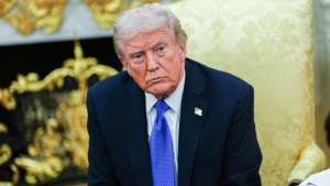 الولايات المتحدة تمحو مكاسب الوظائف بمقدار 33 ألفًا حيث يلوم الناخبون ترامب على تعامله مع الاقتصاد