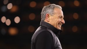 يقول الرئيس التنفيذي لشركة ديزني بوب إيجر إنه يعمل بلا كلل لإغلاق صفقة YouTube TV