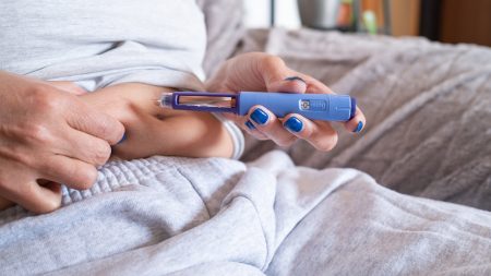 الرئيس التنفيذي لشركة فايزر يتعهد بأن الشركة ستكون منافسًا “هائلًا” لأدوية السمنة