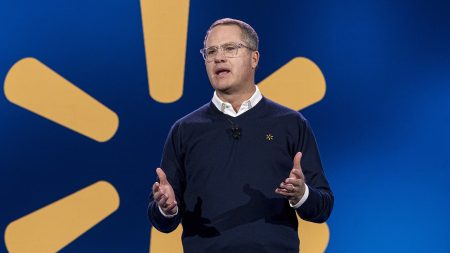 الرئيس التنفيذي لشركة Walmart سيتقاعد في عام 2026، ويعين رئيسًا تنفيذيًا جديدًا