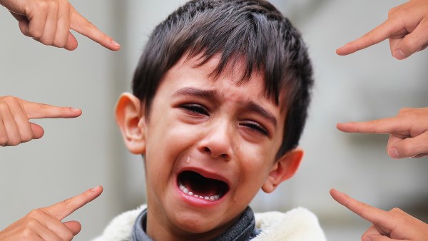 التنمر يسرق الطفولة .. خبيرة نفسية تكشف العلامات الخفية | فيديو