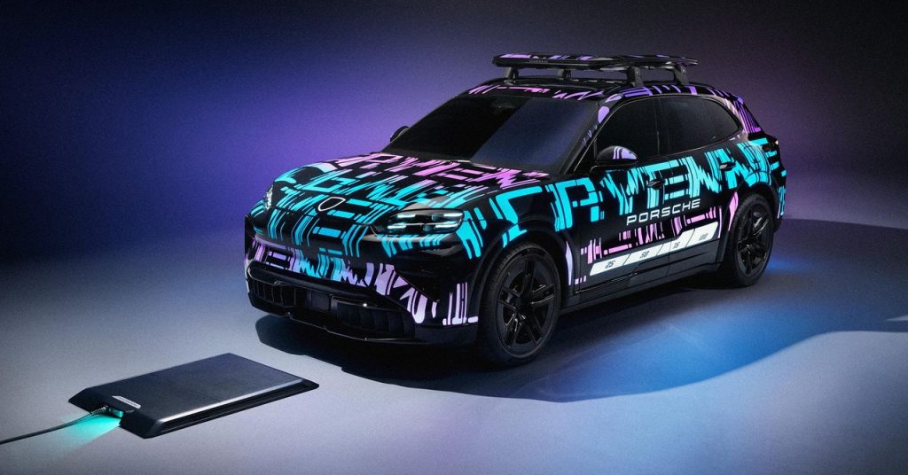 قمنا بشحن سيارة بورش كايين EV لاسلكيًا واكتشفنا سبب عدم قيام الشاحن بقلي قطتك