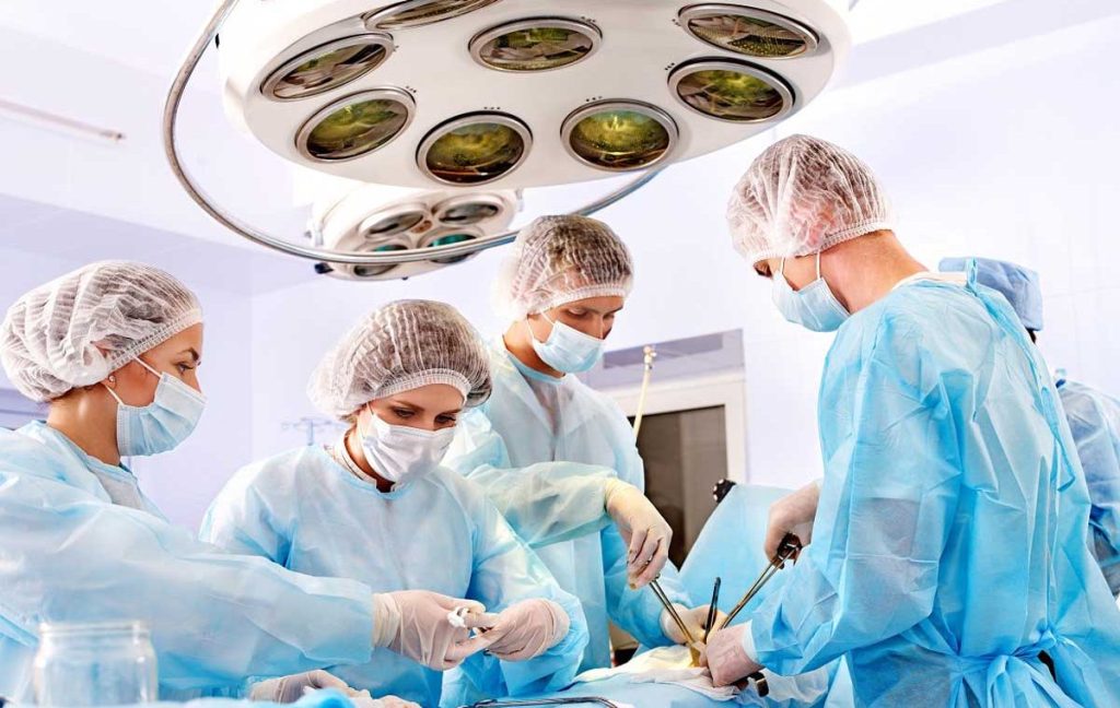القانون يحسم الجدل.. متى يسمح بنقل الأعضاء ومتى يصبح الأمر محظورًا؟