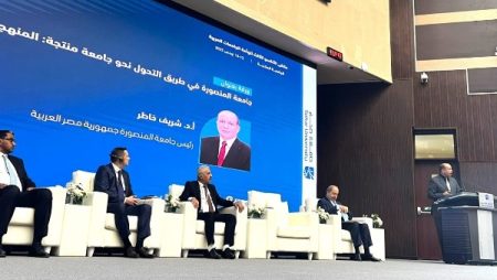 رئيس جامعة المنصورة يستعرض تجربتها المنتجة بملتقى توءمة الجامعات العربية بسلطنة عمان