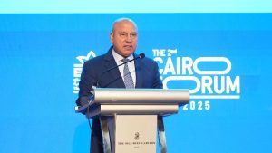 الوزير: إنقاذ وحدة حلوان وتشغيل خام الواحات.. وانطلاقة لصناعة المركبات بمصر