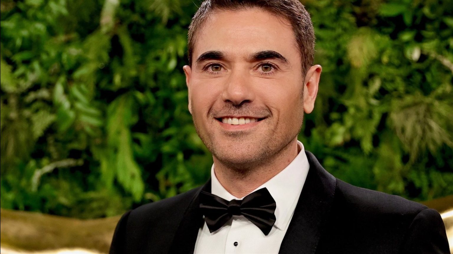 أحمد عز ينفي أنباء زواجه من مساعدته| خاص