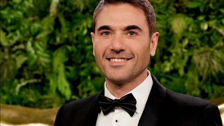 أحمد عز ينفي أنباء زواجه من مساعدته| خاص