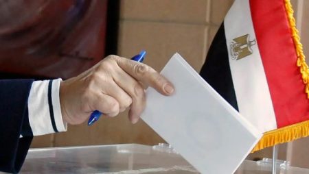 المصريون في الخارج يتوافدون للإدلاء بأصواتهم بالدوائر الملغاة بالمرحلة الأولى لانتخابات النواب