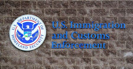 احتفظت وزارة الأمن الداخلي بسجلات شرطة شيكاغو لعدة أشهر في انتهاك لقواعد التجسس المحلية