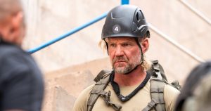 لاحظ أفراد القوات الخاصة أن كودي براون “ساحر” مع “رجل قوي” لكنه لا ينظر إلى النساء