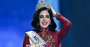توجت ملكة جمال المكسيك فاطمة بوش بلقب ملكة جمال الكون بعد مسابقة مليئة بالفضائح، وانسحبت المتسابقة من منصبها التنفيذي