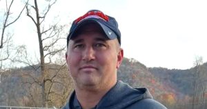 أصدقاء مدرب كرة القدم المفقود في المدرسة الثانوية ترافيس تورنر يتفاعلون مع اتهامات الأطفال الإباحية