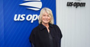 مارثا ستيوارت هي ملكة أسلوب الشتاء في هذه السترة الواسعة – احصل على مظهر مخفض بسعر 30 دولارًا