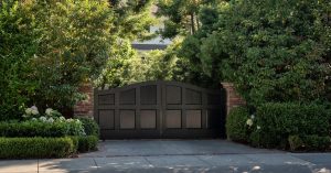 افتتح مارك زوكربيرج مدرسة غير قانونية في مجمع بالو ألتو الخاص به. ثار جيرانه