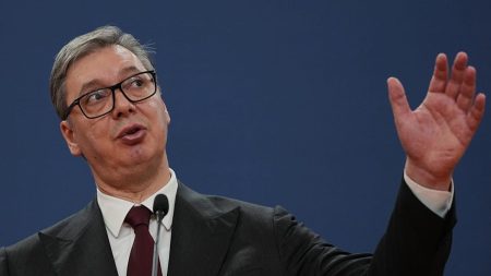 رئيس صربيا فوتشيتش يلتقط ميكروفونًا ساخنًا: “تلقيت رسالة من موسكو”