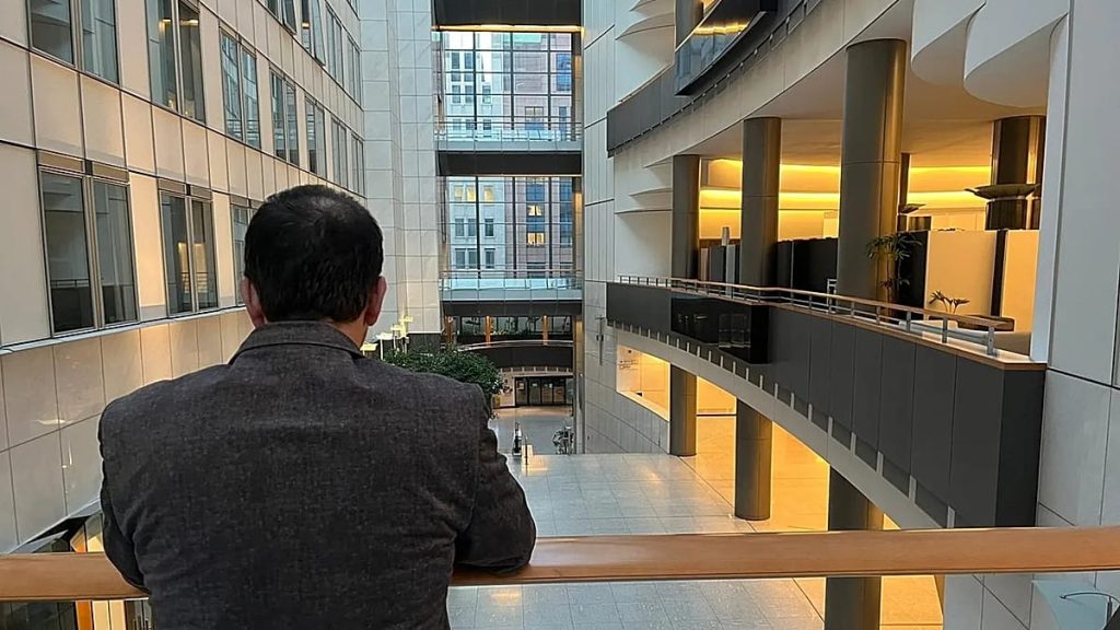 توني كومين: تعرف على عضو البرلمان الأوروبي “الشبح” الذي يعيش في مأزق قانوني