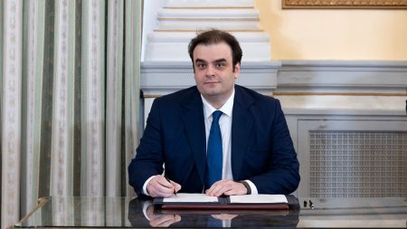 انتخاب وزير المالية اليوناني كيرياكوس بيراكاكيس رئيساً لمجموعة اليورو