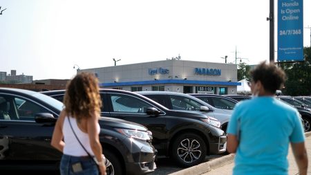 الطلب القوي والمخزون الضيق يدفعان أسعار السيارات المستعملة إلى أعلى مستوى لها منذ 3 سنوات