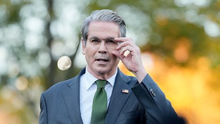 ويتوقع وزير الخزانة بيسنت أن تنهي الولايات المتحدة عام 2025 بنمو الناتج المحلي الإجمالي بنسبة 3٪