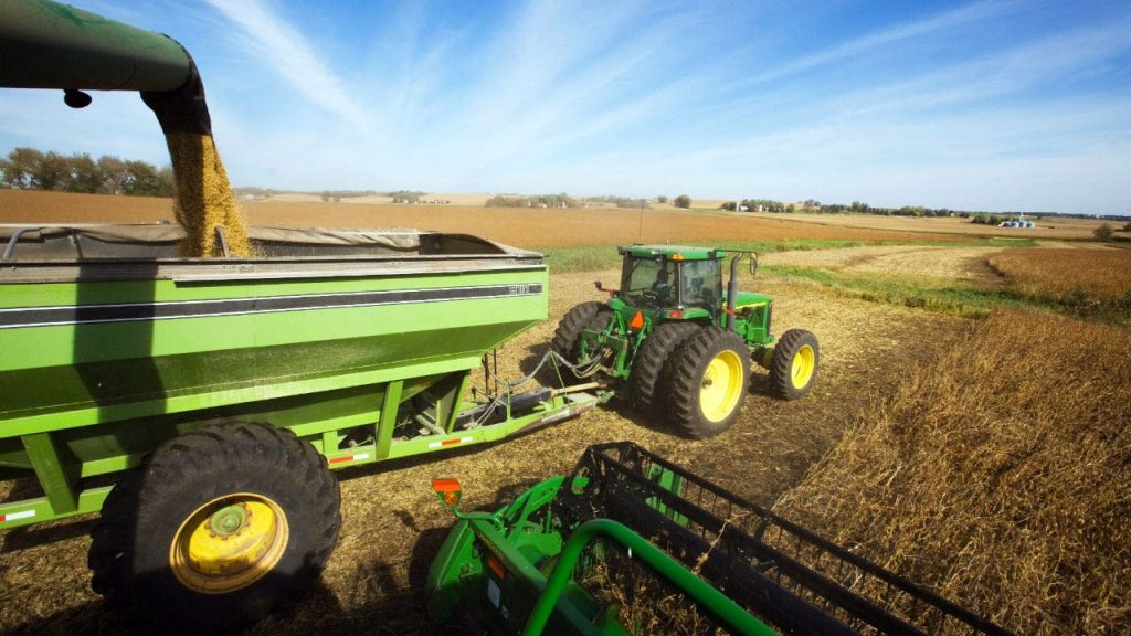 يخطط ترامب لخفض تكاليف المعدات الزراعية عن طريق إزالة اللوائح