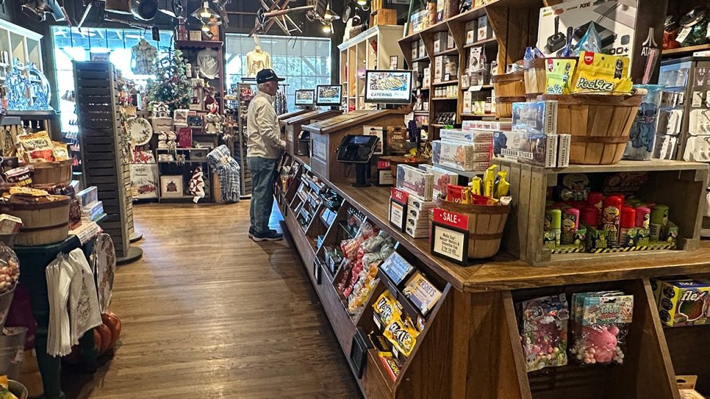 يقول الرئيس التنفيذي لشركة Cracker Barrel إن التعافي سيستغرق بعض الوقت وسط الرياح المعاكسة المستمرة