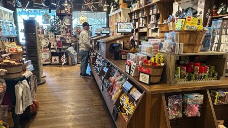 يقول الرئيس التنفيذي لشركة Cracker Barrel إن التعافي سيستغرق بعض الوقت وسط الرياح المعاكسة المستمرة