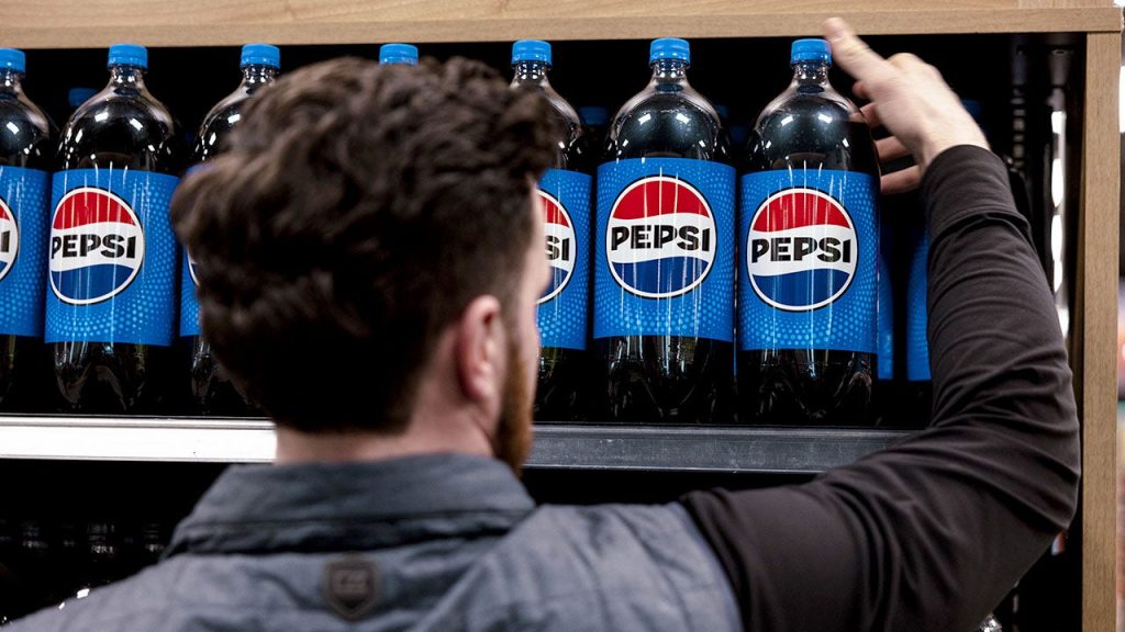 تقوم شركة PepsiCo بتخفيض مئات المنتجات بعد ضغوط المستثمرين الناشطين