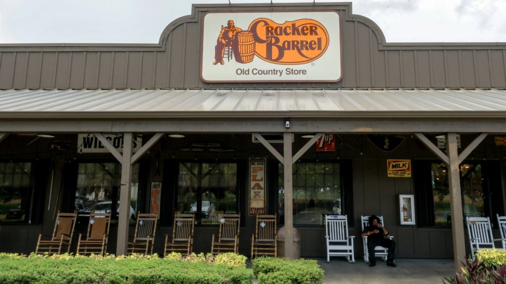 يعاني Cracker Barrel من شكاوى تتعلق بالطعام بعد الجدل حول الشعار