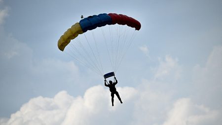 تم نشر المظلة الاحتياطية الخاصة بـ Skydiver عن طريق الخطأ، مما جعله يتدلى من الطائرة