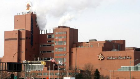 تقوم شركة Anheuser-Busch ببيع مصنع الجعة في نيوجيرسي، وتغلق مصنعين آخرين في عام 2026