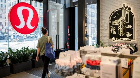 الرئيس التنفيذي لشركة Lululemon، كالفين ماكدونالد، يسقط بينما تكافح الشركة من أجل المنافسة