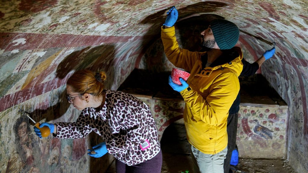 اكتشف علماء الآثار لوحة جدارية نادرة للسيد المسيح على الطراز الروماني في قبر بتركيا