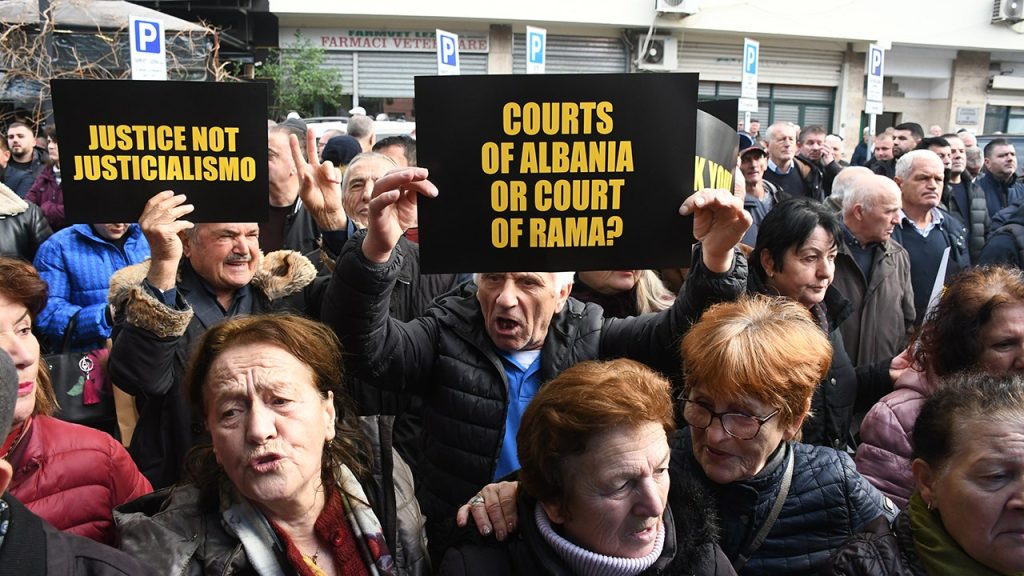 أعادت المحكمة الدستورية نائب رئيس الوزراء الألباني بالوكو إلى منصبه وسط اتهامات