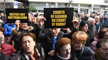 أعادت المحكمة الدستورية نائب رئيس الوزراء الألباني بالوكو إلى منصبه وسط اتهامات