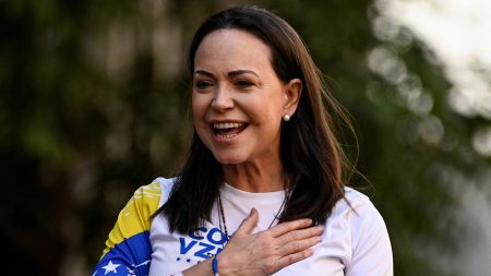 الإنقاذ الدرامي ينقل الزعيم الفنزويلي ماتشادو إلى النرويج للحصول على جائزة نوبل