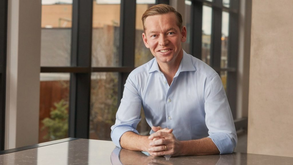 يقدم الرئيس التنفيذي لشركة ماكدونالدز، كريس كيمبكزينسكي، نصيحة مهنية صريحة