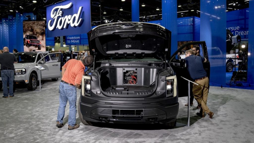 فورد تخفض إنتاج F-150 Lightning وتحول التركيز إلى السيارات الهجينة